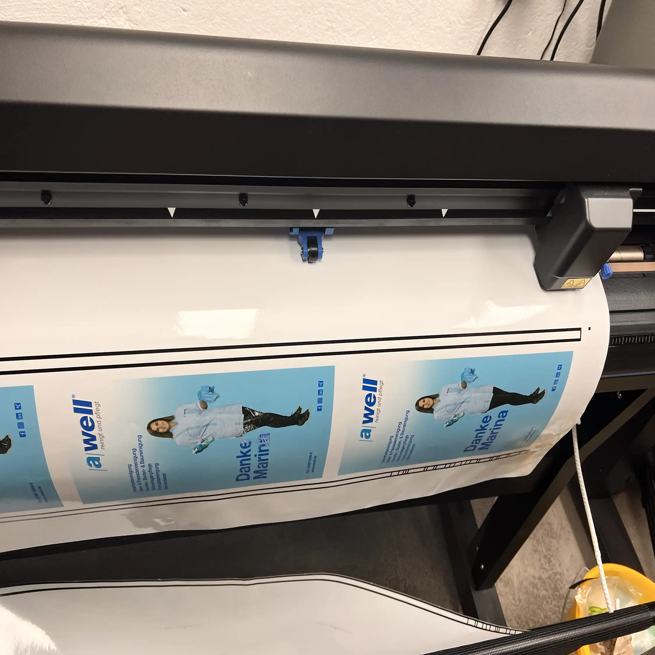 Schneideplotter mit Beschriftungsfolie in der Werkstatt