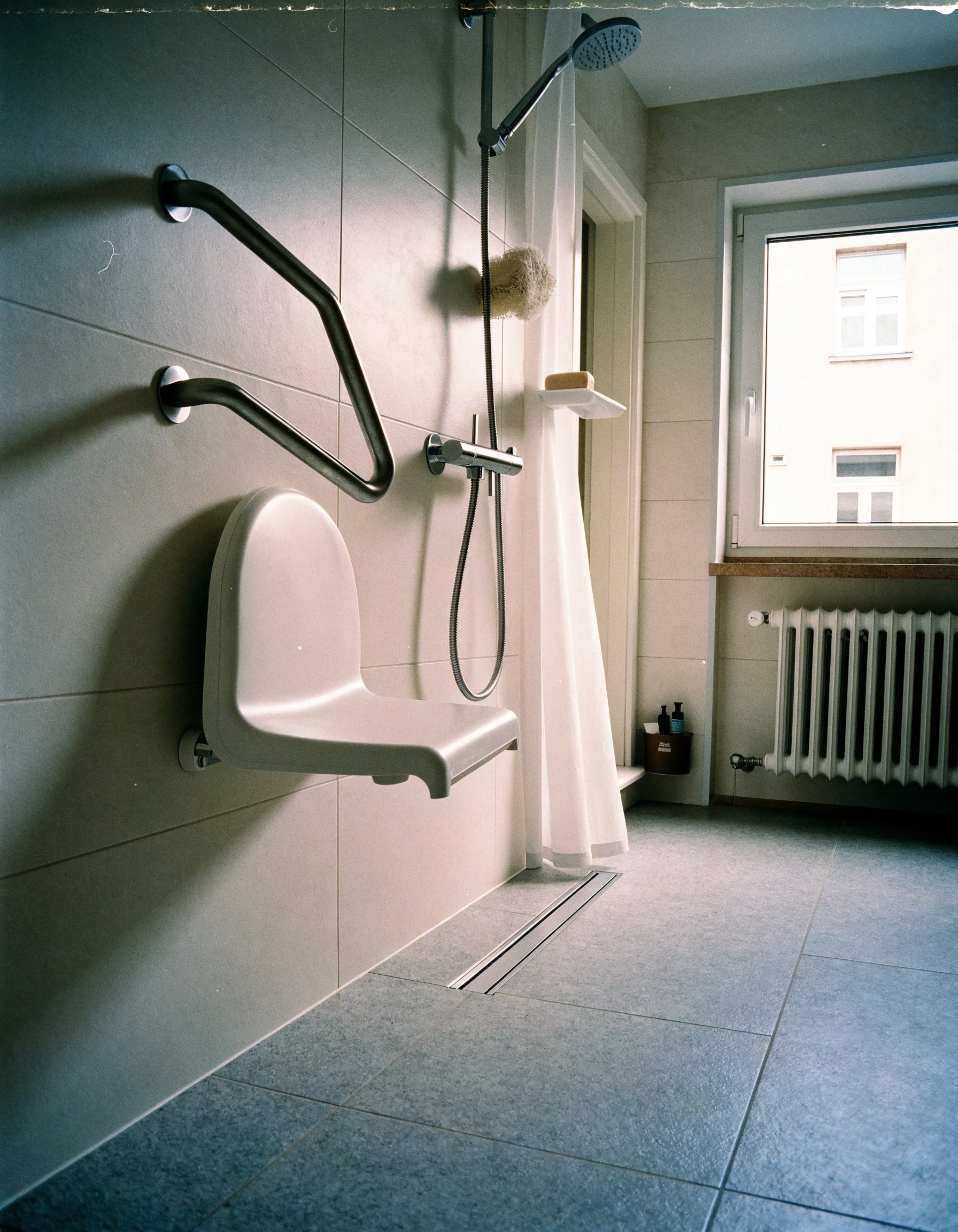 Bodengleiche Dusche mit rutschhemmenden Fliesen, Duschsitz und Haltegriff